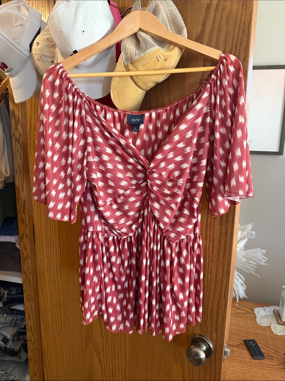 Daytrip by Buckle Rust and White Twist-Front Peplum Tunic